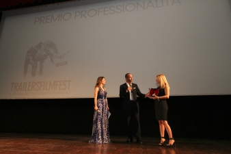 Stefania Bianchi consegna il premio a Nicola Maccanico