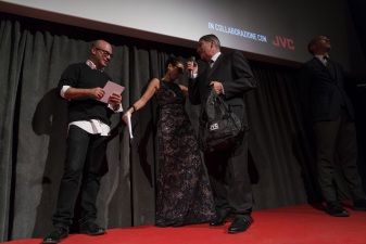 IL DIRETTORE VENDITE JVC CONSEGNA IL PREMIO AL MIGLIOR PITCH TRAILER