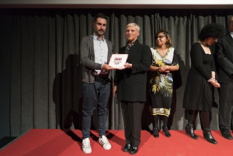 IL RAPPRESENTANTE DI 01 DISTRIBUTION RITIRA IL PREMIO